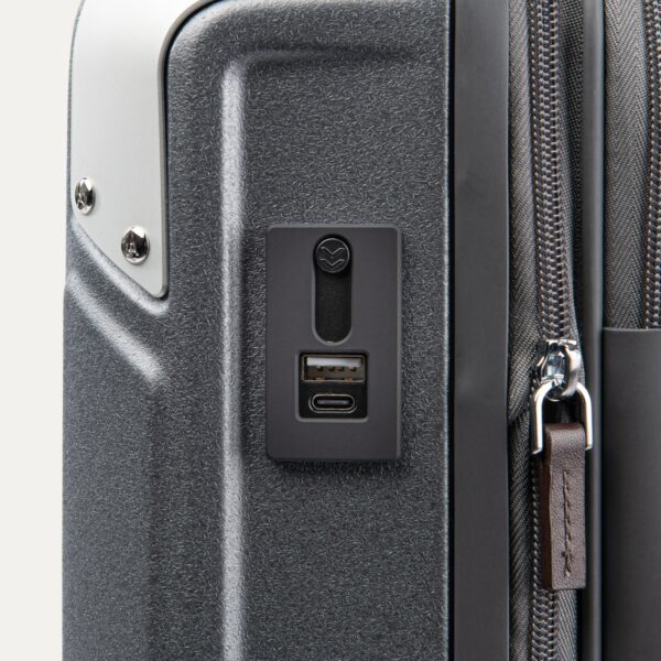 409209105_USB_Detail Platinum® Elite Carry-On Hardside Spinner