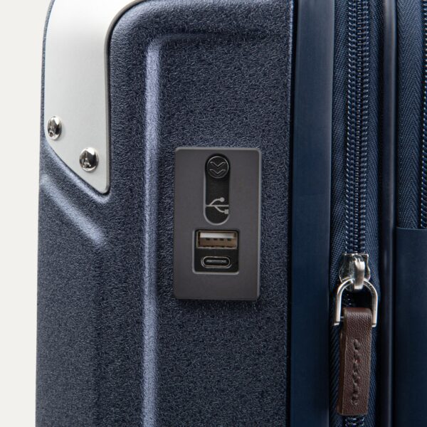 409209122_USB_Detail Platinum® Elite Carry-On Hardside Spinner